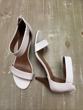 Style & Co. Size 7.5M White Embossed Ankle-Strap Heels
